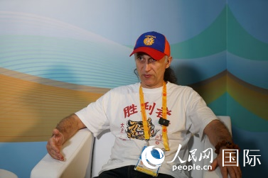 “报道不止在会场”——亚美尼亚记者的“一带一路”观察 亚美尼亚新闻通讯社记者帕鲁伊尔在“一带一路”高峰论坛新闻中心接受人民网专访。 人民网 褚梦琦 摄