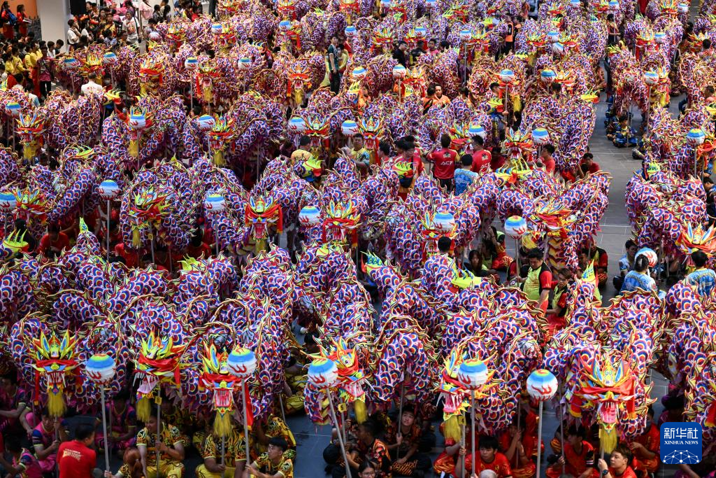 马来西亚：舞龙迎农历春节