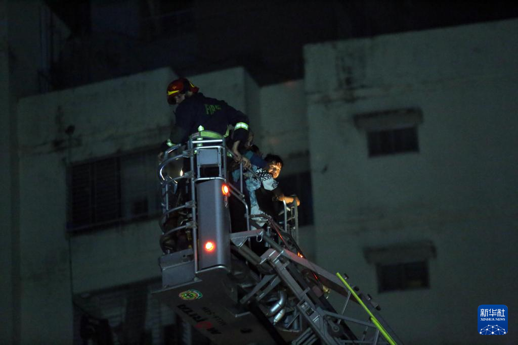 孟加拉国首都一建筑发生火灾至少43人死亡