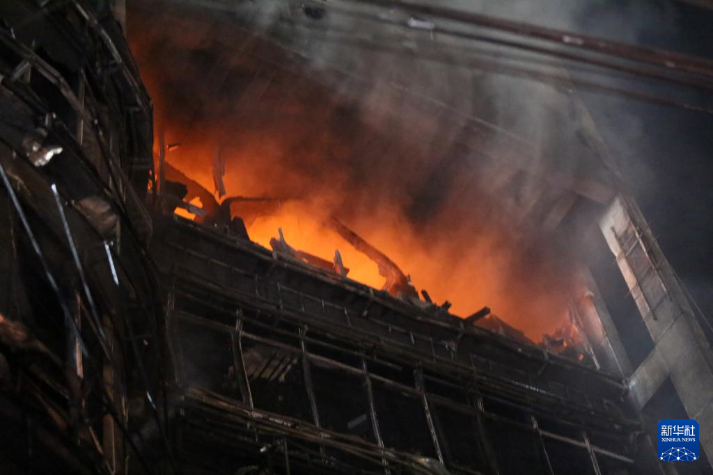 孟加拉国首都一建筑发生火灾至少43人死亡