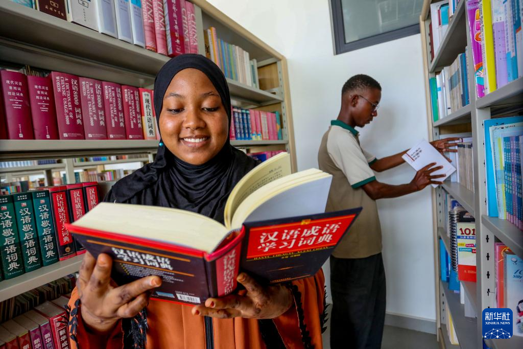 “丝路书屋”为坦桑尼亚大学生打开了解中国和世界的窗口