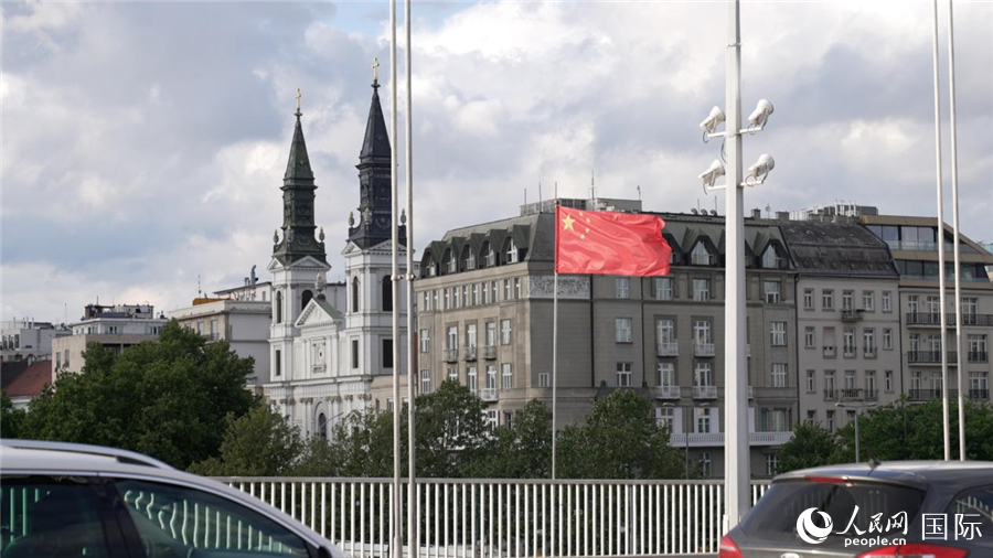 匈牙利布达佩斯的伊丽莎白桥上飘起中国国旗。人民网 苏缨翔摄