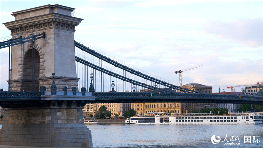 匈牙利布达佩斯横跨多瑙河的链子桥。人民网 苏缨翔摄