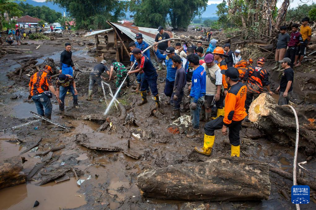 印尼西苏门答腊省发生洪灾