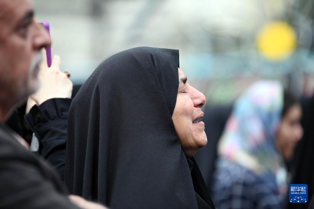 伊朗民众悼念直升机坠毁事件遇难者
