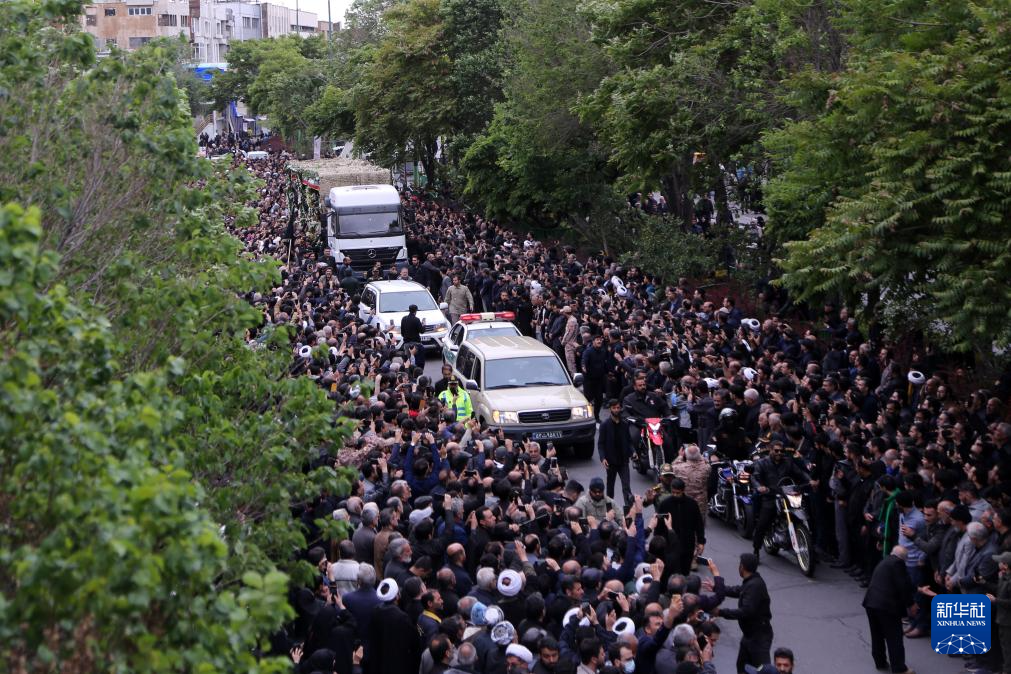 イランはライヒ大統領と随行員の告別式を行った