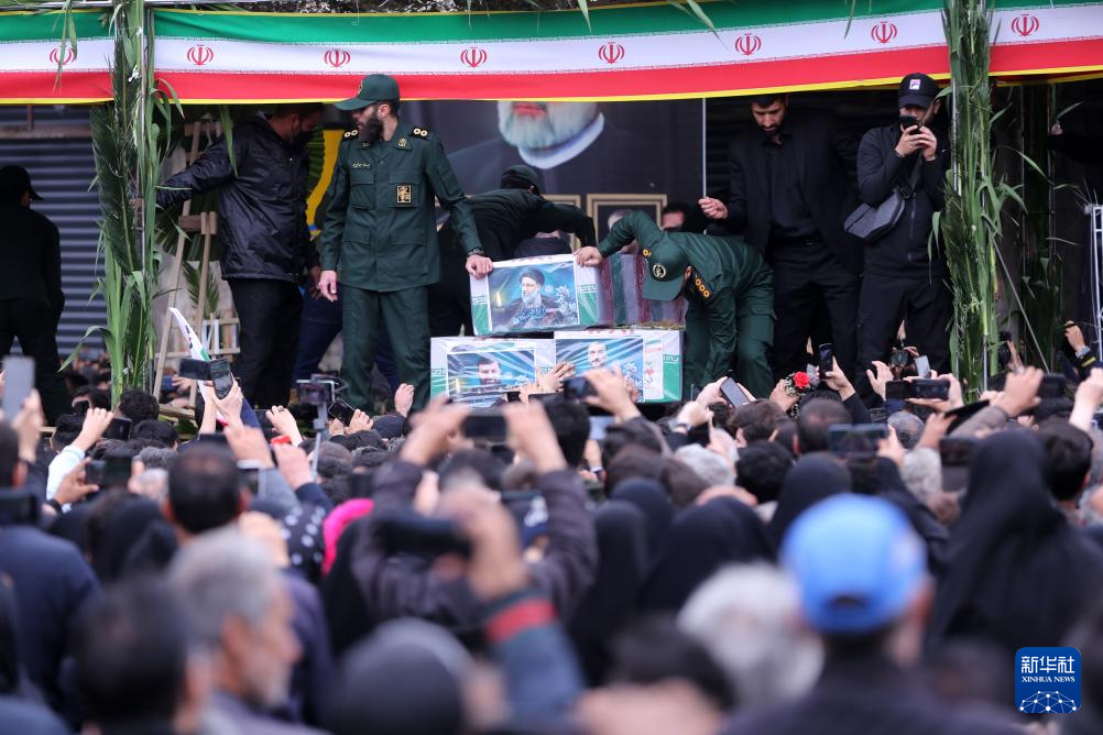 イランはライヒ大統領と随行員の告別式を行った