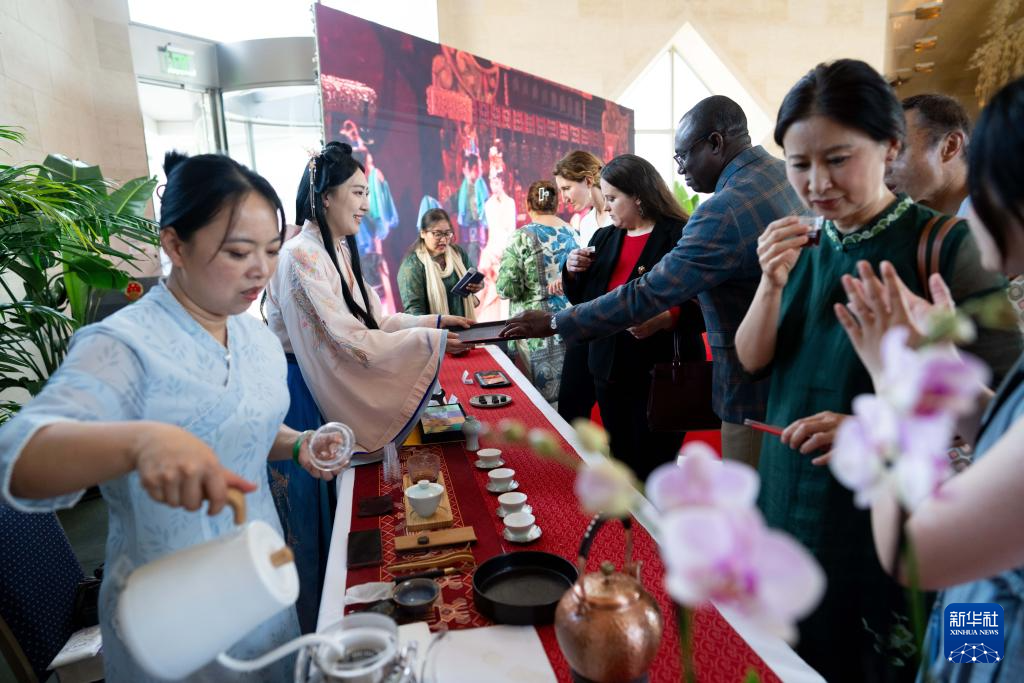 综合消息｜多国民众在“国际茶日”体验中国茶文化