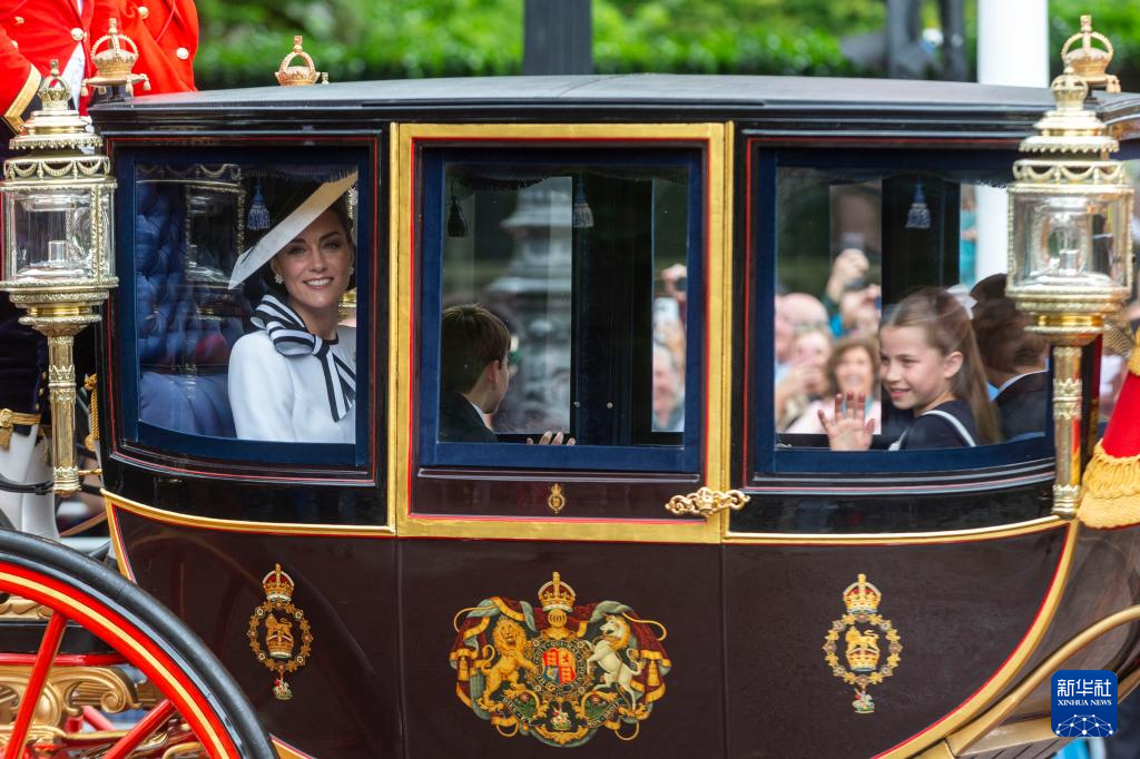 英国举行皇家阅兵式庆祝国王官方生日