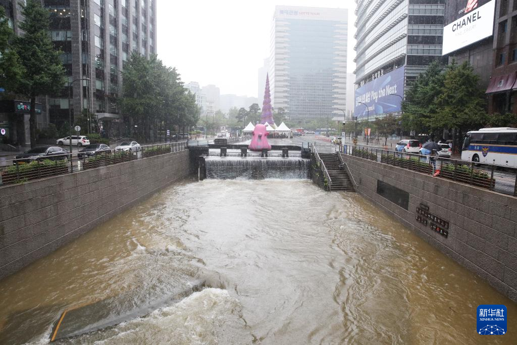 韩国首尔持续降雨