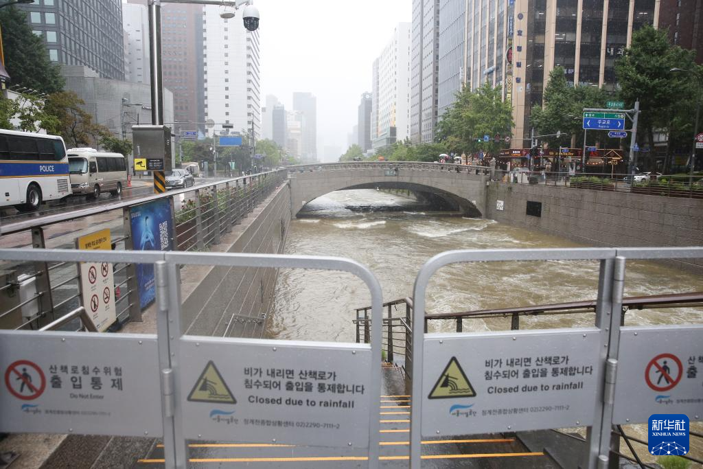 韩国首尔持续降雨