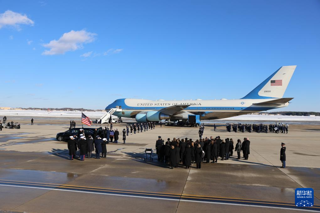 美国前总统卡特的灵柩运抵安德鲁斯空军基地