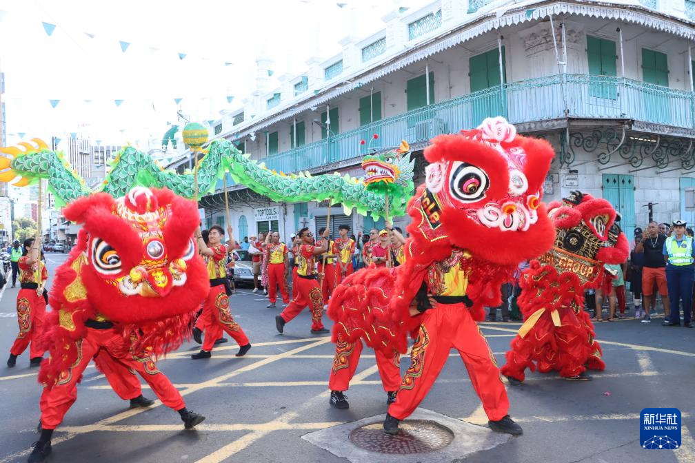 特写丨南半球岛国盛夏中的春节花车巡游