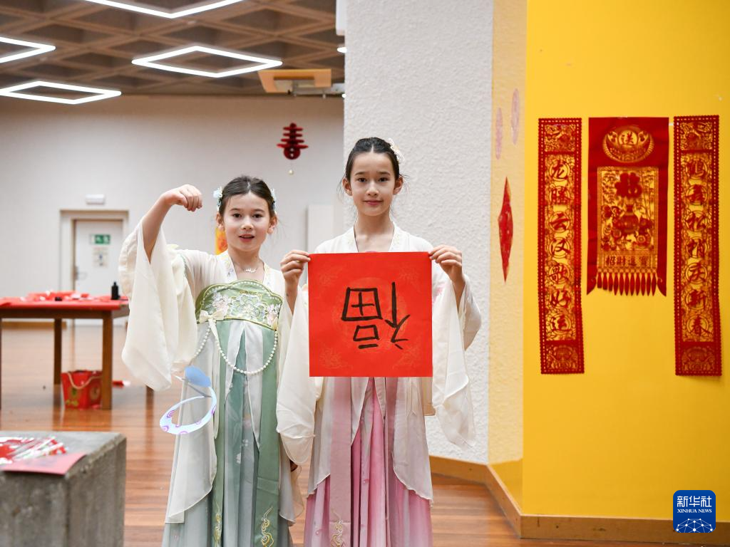 特写丨在日内瓦中文学校“晒太阳，过大年”