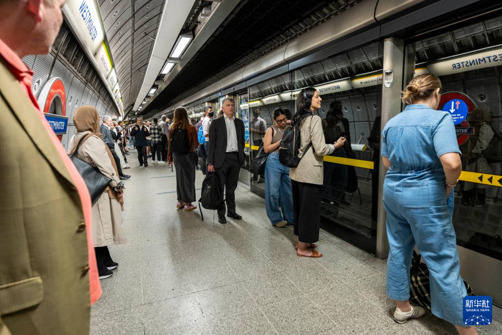 英国伦敦地铁停电致多条线路停运