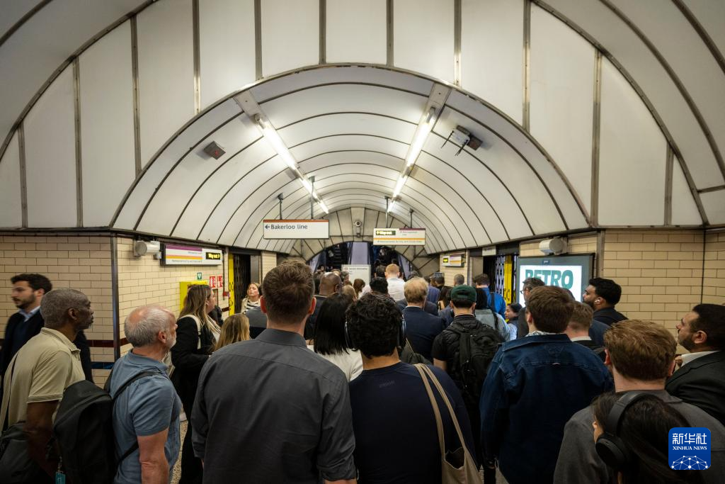 英国伦敦地铁停电致多条线路停运