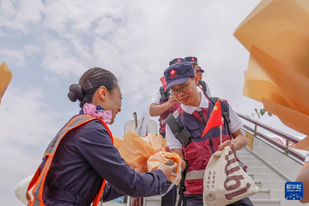 中国政府援缅卫生防疫队完成防疫任务回国