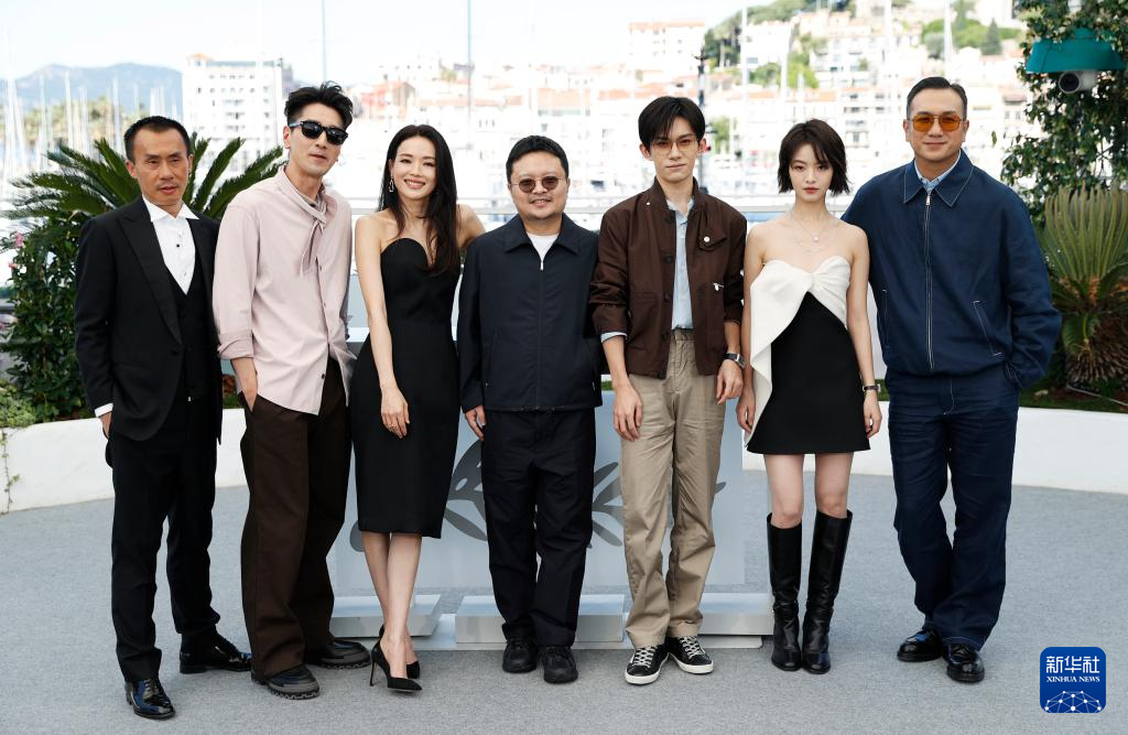 戛纳电影节：中国影片《狂野时代》主创亮相拍照式