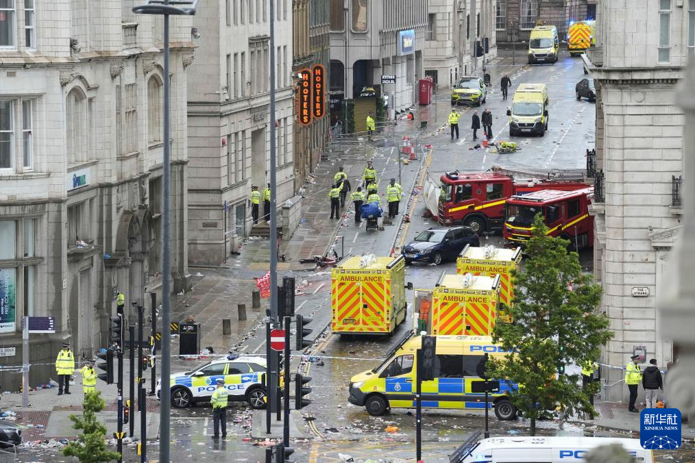 英国利物浦汽车冲撞球迷致27人受伤送医