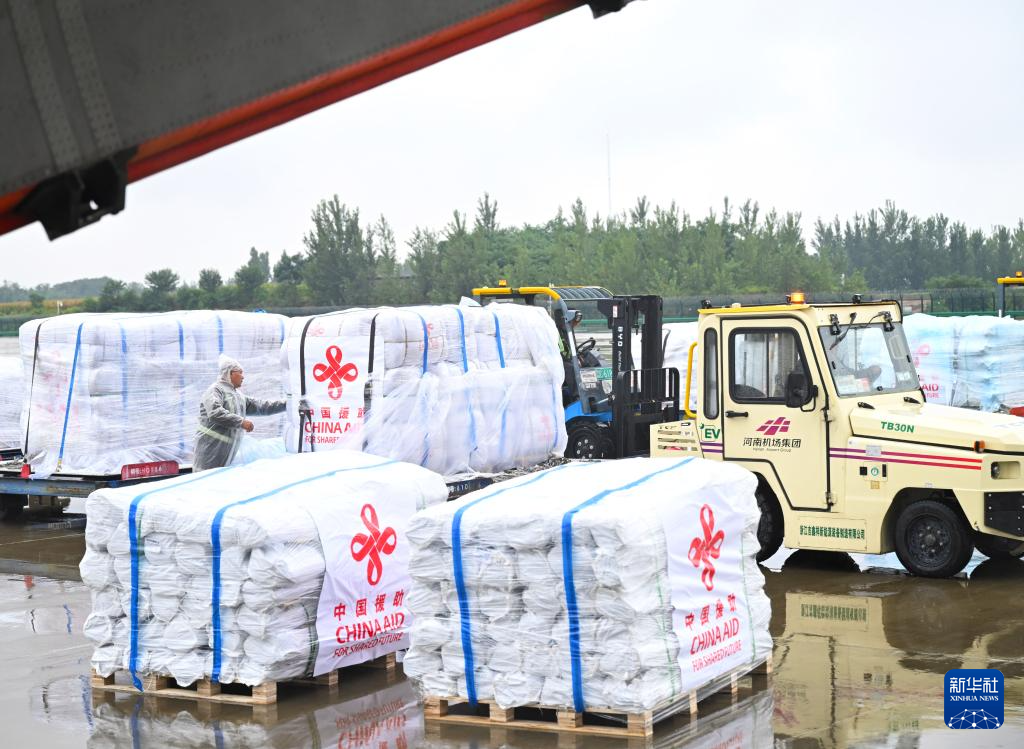 中国政府向巴基斯坦提供的首批抗洪救灾紧急物资启运
