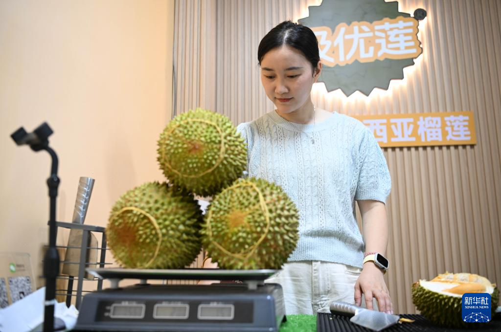 镜头连中外丨从马来西亚到中国：榴莲36小时“抢鲜”送