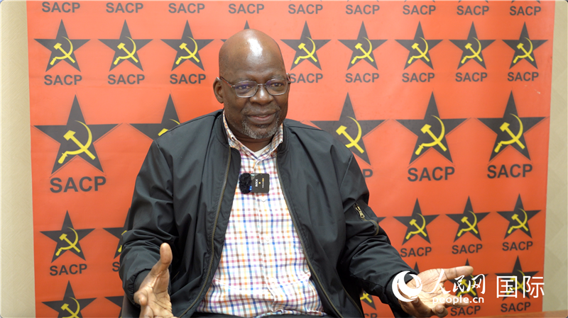 南非共产党总书记:中国是全球公平合作的典范 南非共产党总书记索利 马派拉接受人民网记者采访。人民网 刘畅摄