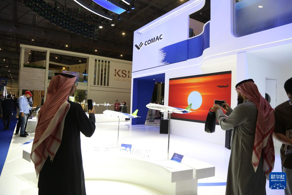2025迪拜航展开幕 中国C919大飞机亮相