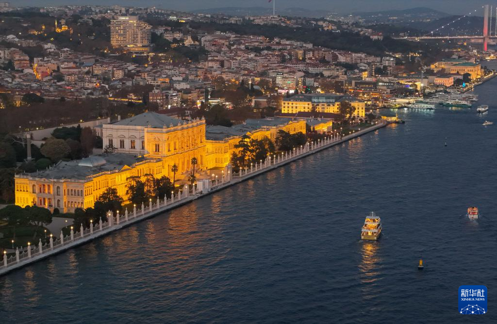 夜色中的博斯普鲁斯海峡