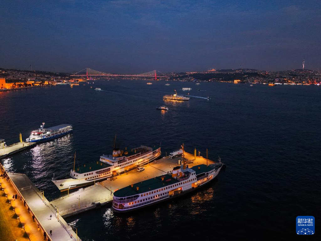 夜色中的博斯普鲁斯海峡