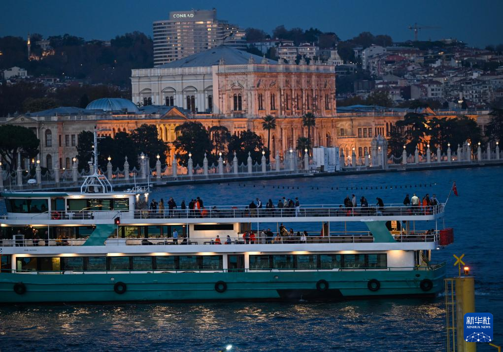 夜色中的博斯普鲁斯海峡