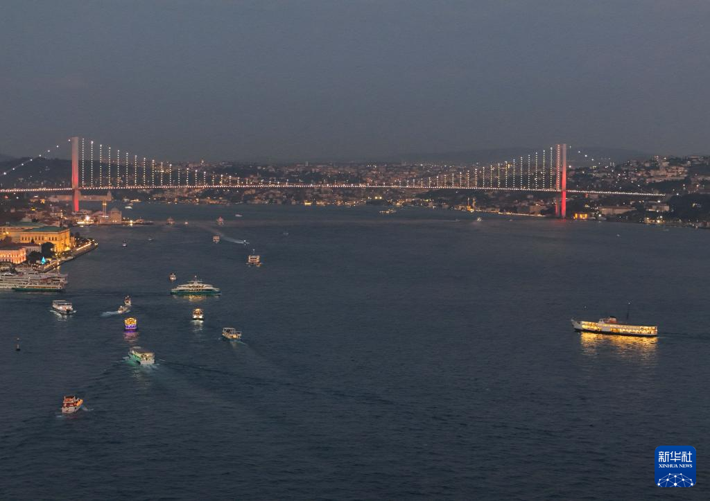 夜色中的博斯普鲁斯海峡