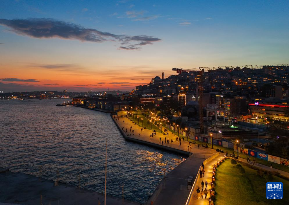 夜色中的博斯普鲁斯海峡