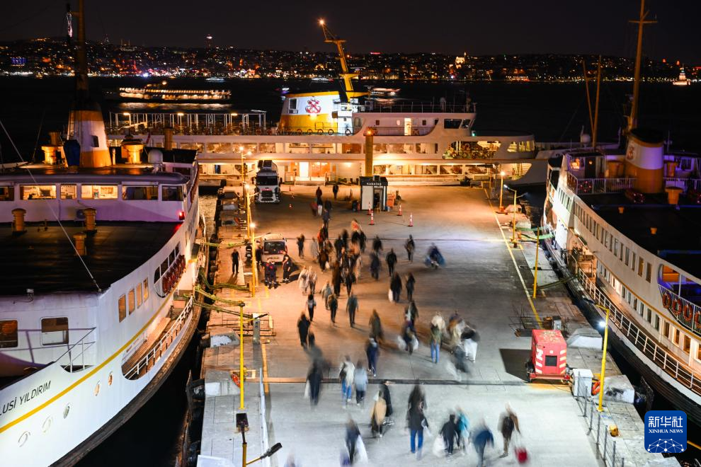 夜色中的博斯普鲁斯海峡