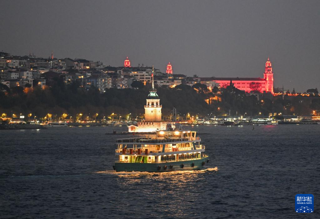 夜色中的博斯普鲁斯海峡