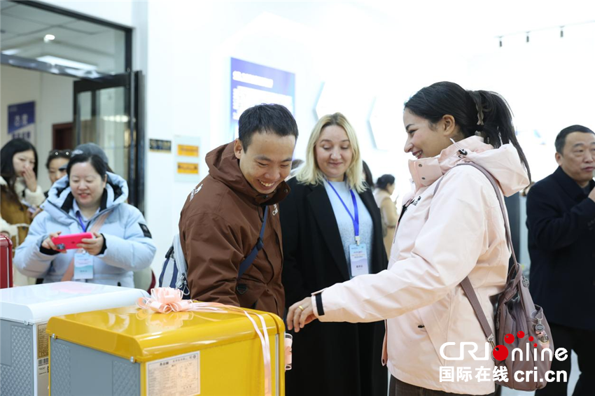 【2025打卡中国】商丘民权有多“冷”？外国网红在这里找到了一条百亿“热”链！