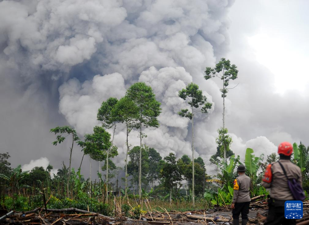 持续喷发中的印尼塞梅鲁火山