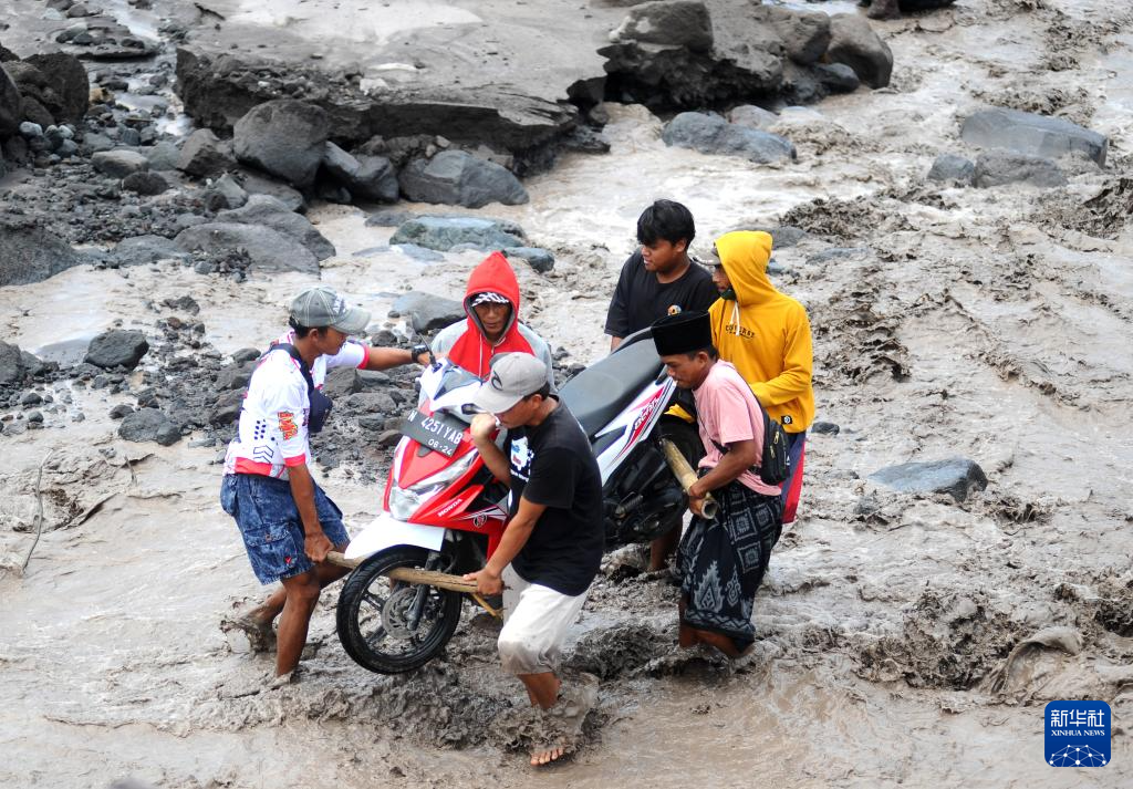 持续喷发中的印尼塞梅鲁火山