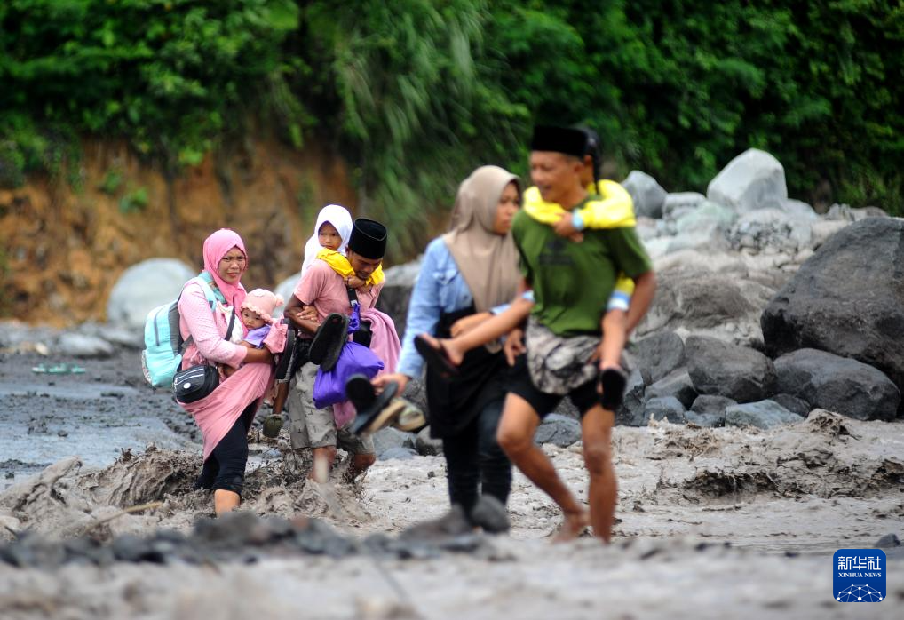 持续喷发中的印尼塞梅鲁火山