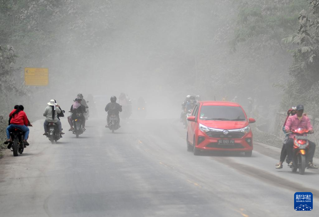 持续喷发中的印尼塞梅鲁火山