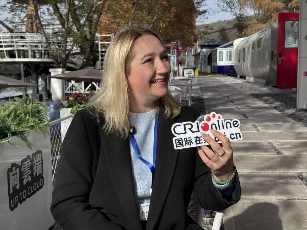 【2025打卡中国】多国网红博主在白墙黛瓦中寻觅生活的“小美好”