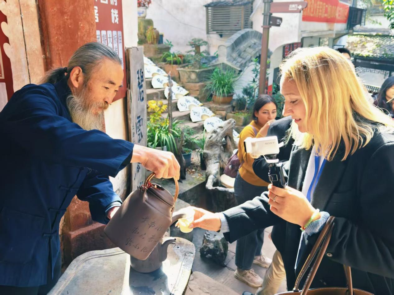 【2025打卡中国】多国网红博主在白墙黛瓦中寻觅生活的“小美好”