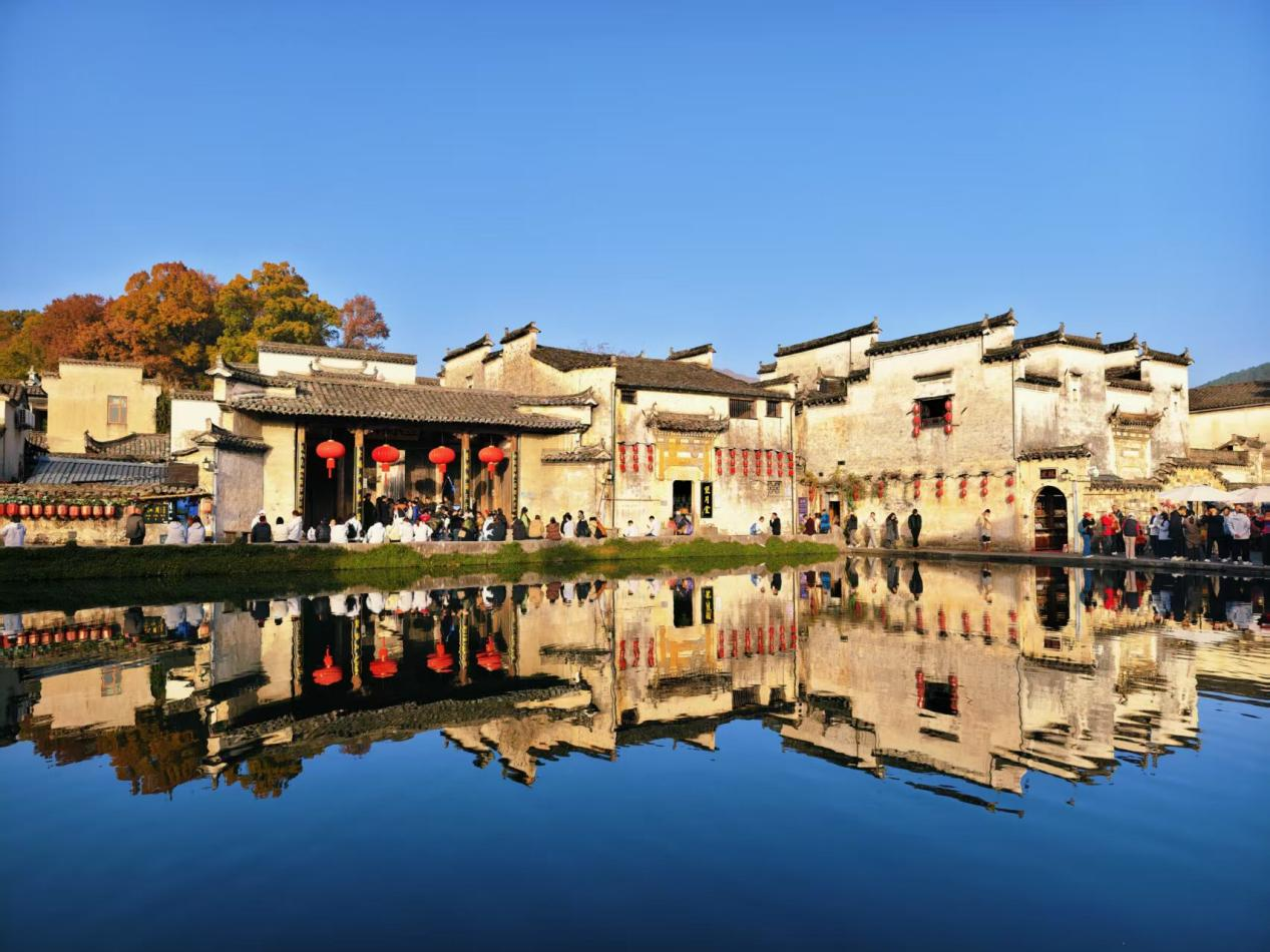 【2025打卡中国】多国网红博主在白墙黛瓦中寻觅生活的“小美好”