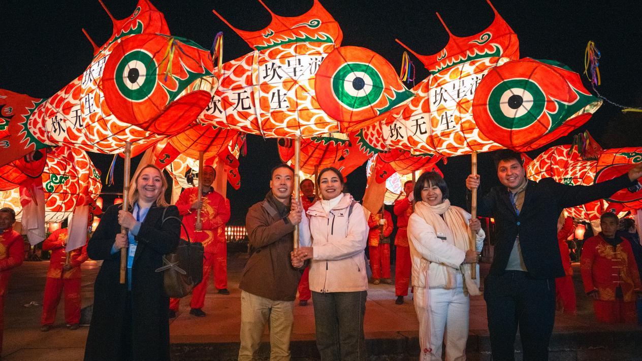 【2025打卡中国】多国网红博主在白墙黛瓦中寻觅生活的“小美好”