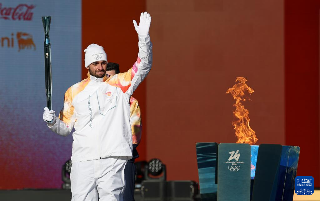 米兰冬奥会火炬本土传递启动