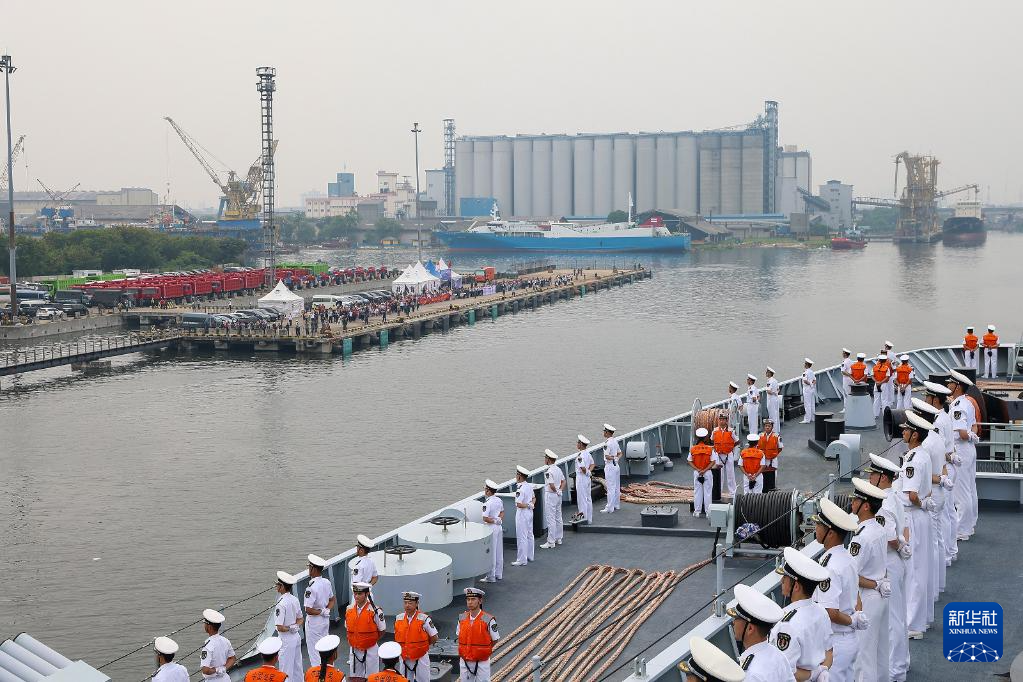 中国海军989编队抵达印度尼西亚进行友好访问