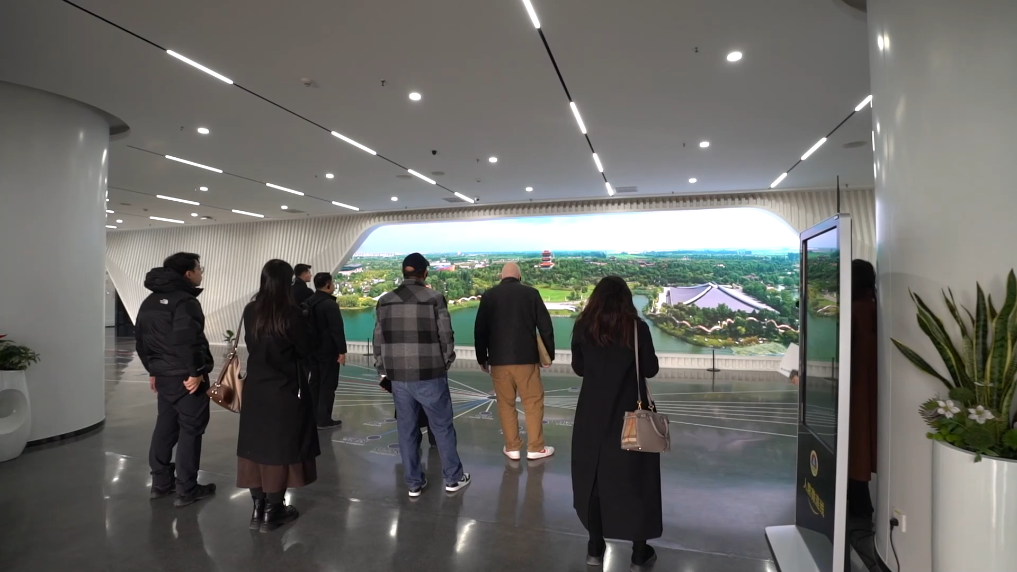 多国媒体人士在郑州航空港感受中国经济“向新”“向智”