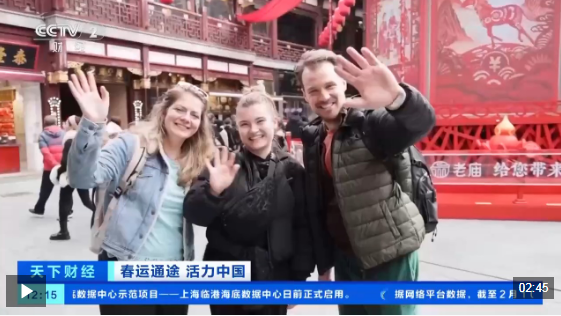 视频丨融入春运大潮 外国游客沉浸式感受中国年味