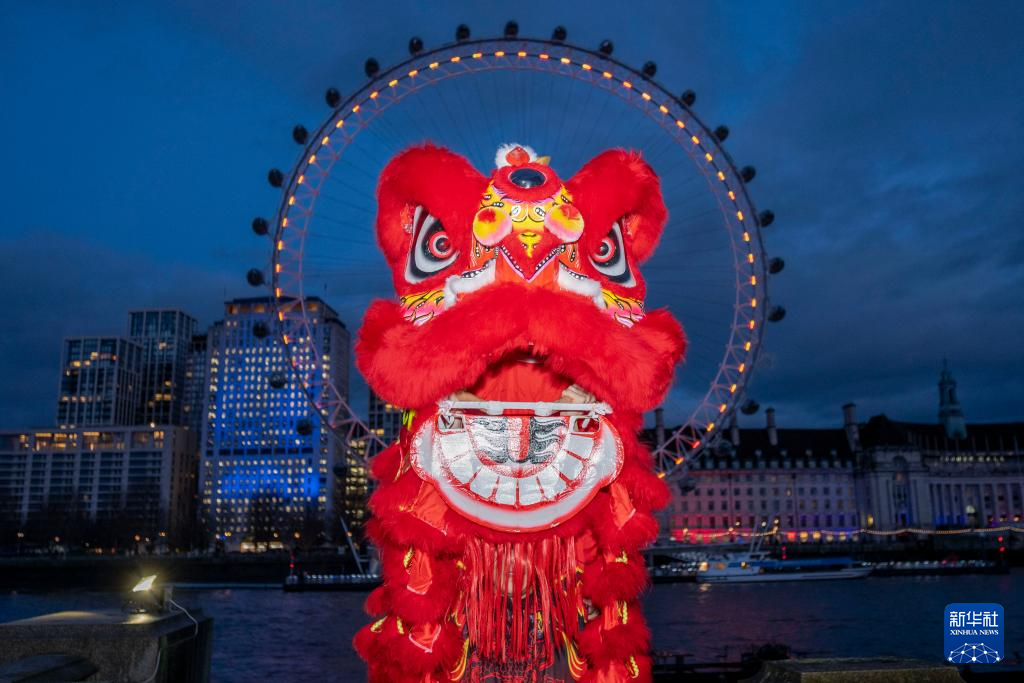 英国“伦敦眼”点亮“中国红”