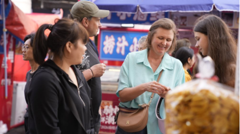 爱上“中国范儿” 外国人来华过年购物成为新风尚