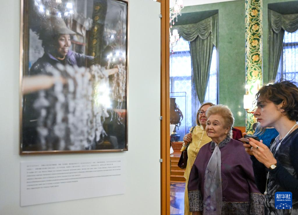 中国妇女事业发展成就图片展在莫斯科举行